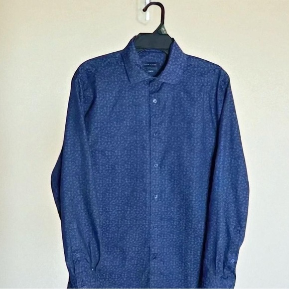 Tommy Hilfiger Men's Size Medium 161/2, 32/33 Navy Blue Button-Down Shirt - Picture 1 of 4